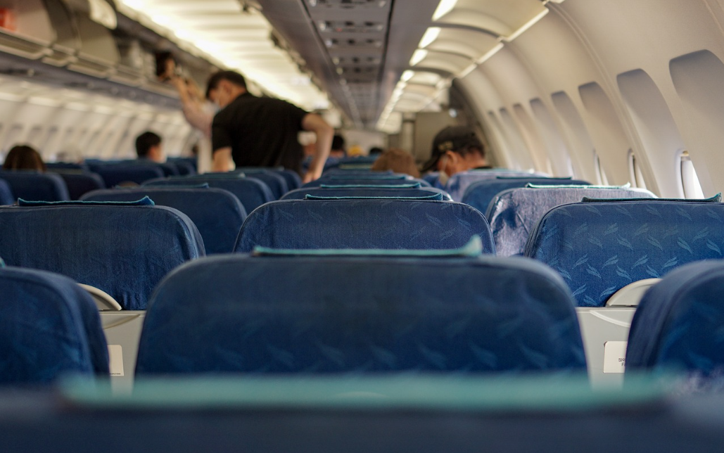 14 Tips Nyaman Penerbangan untuk Jamaah Umroh Selama di Pesawat