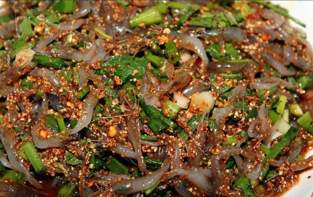 Viral Kuliner Thailand: Udang yang Hidup Loncat saat Akan Dimakan