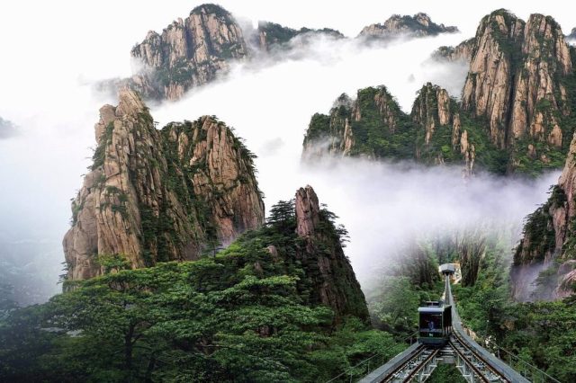 Panduan Wisata ke Huangshan: Surga Gunung Berselimut Awan di Tiongkok